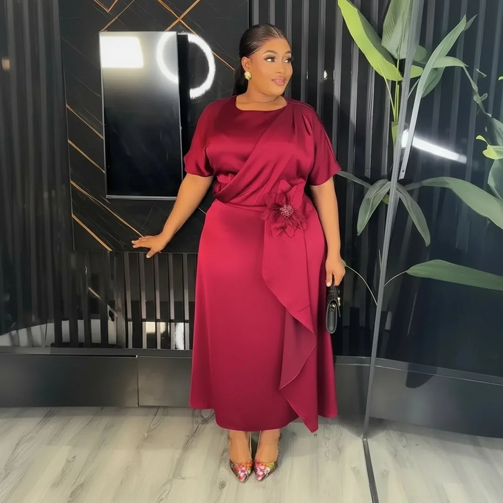 Vestido Seraphine™ em Crepe Acetinado com Flor Escultural na Cintura / Elegância Silenciosa para Momentos que Exigem Presença!