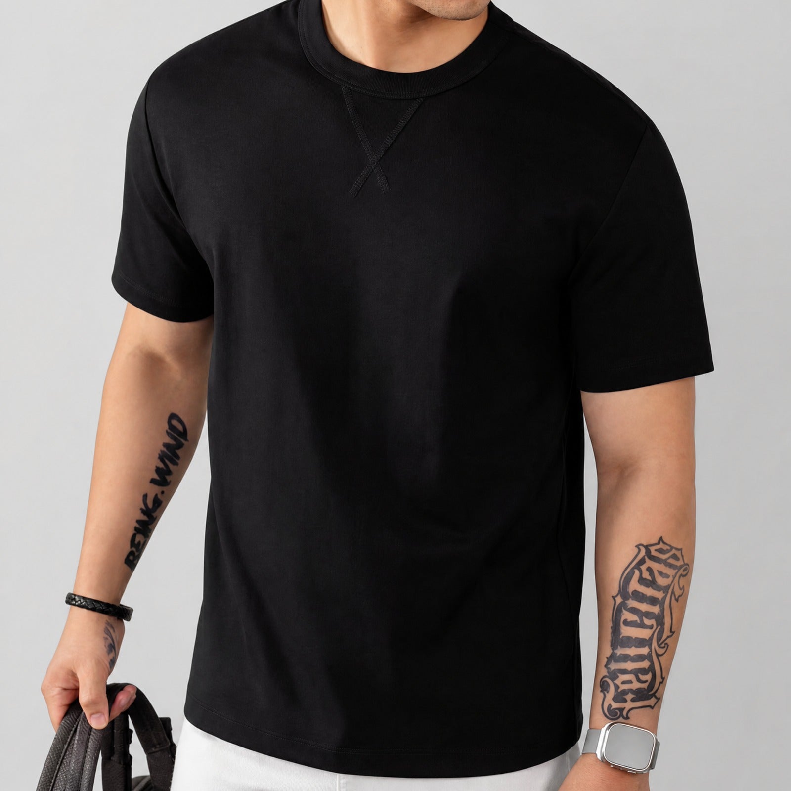 Camiseta Louis™ em Malha Premium com Gola Redonda Canelada