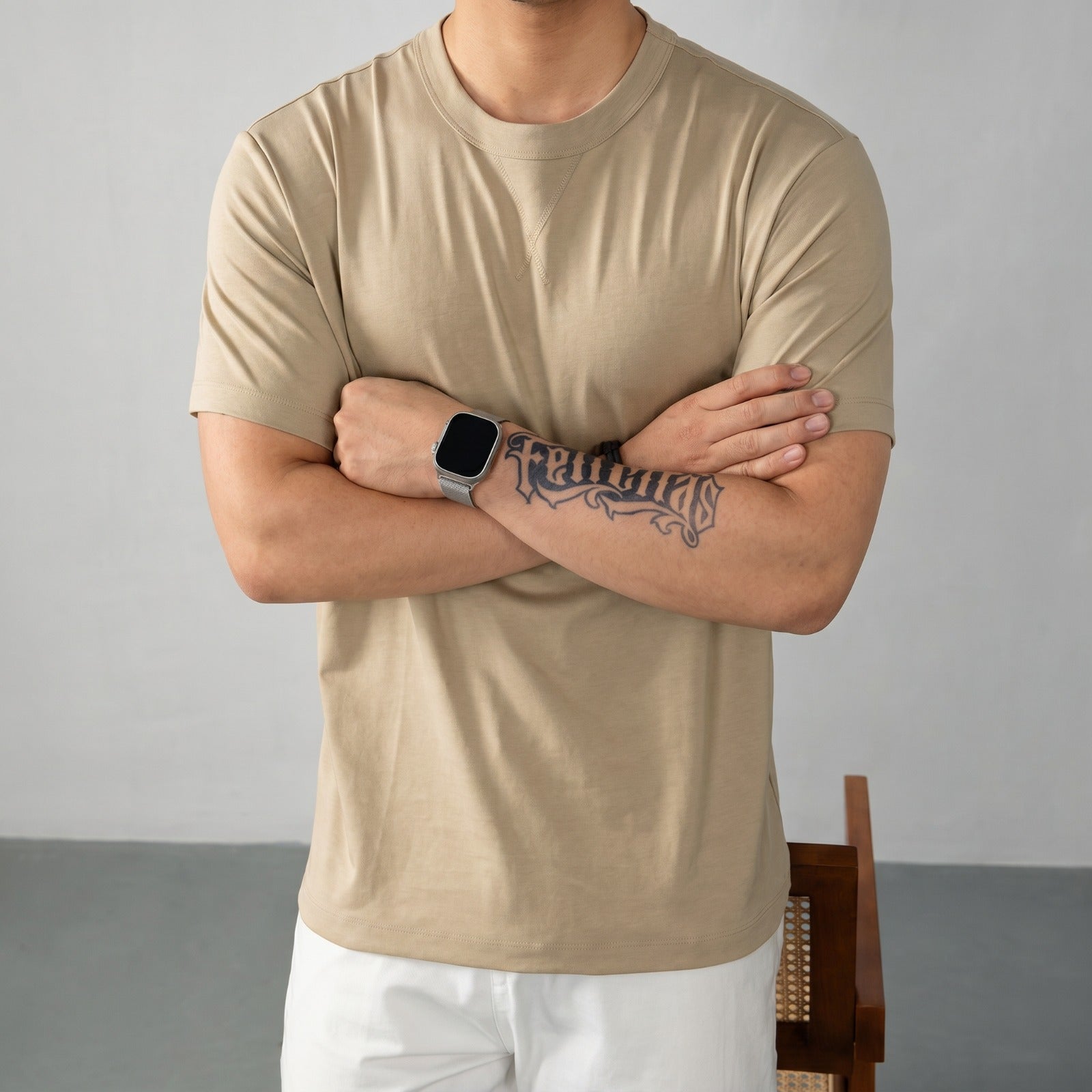 Camiseta Louis™ em Malha Premium com Gola Redonda Canelada