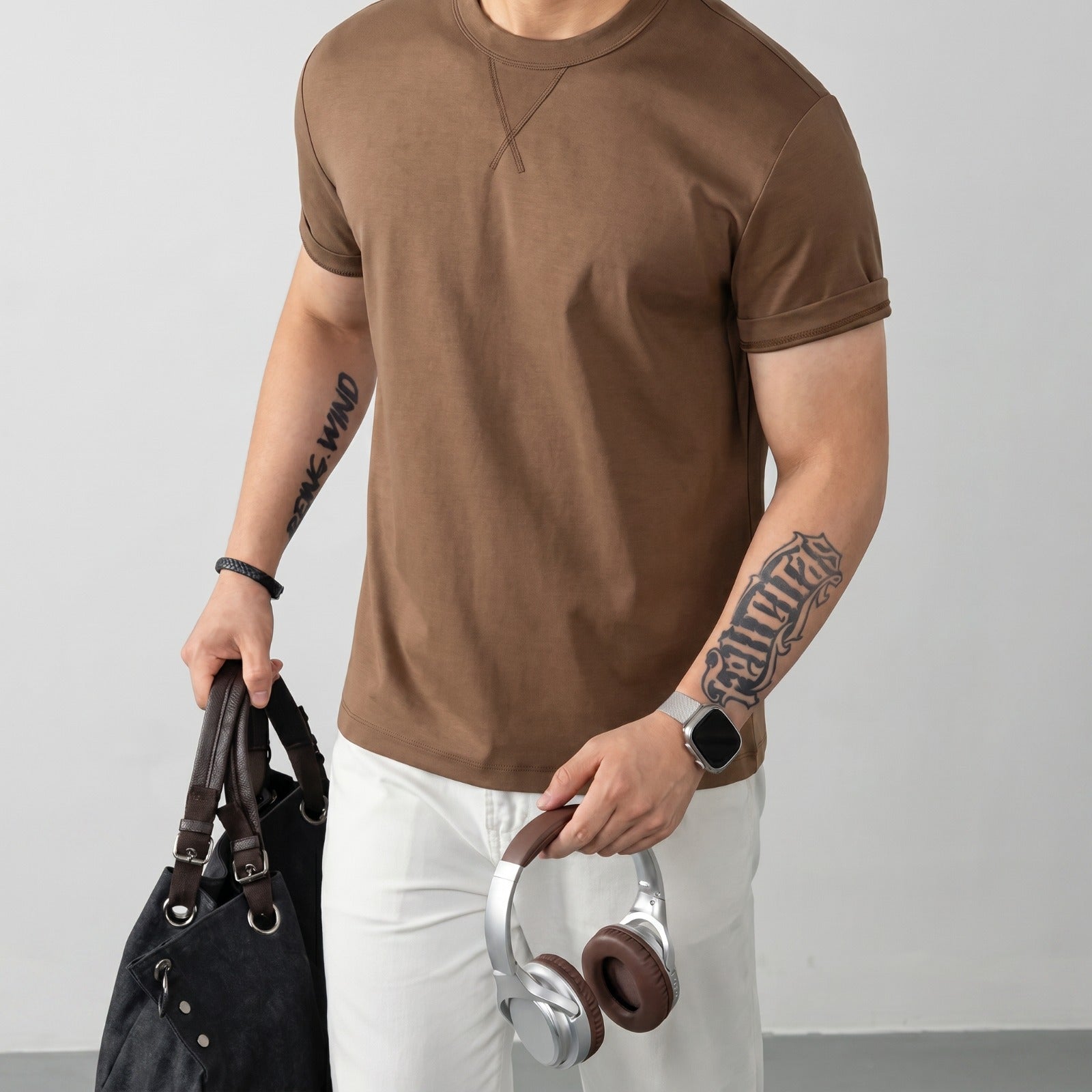 Camiseta Louis™ em Malha Premium com Gola Redonda Canelada