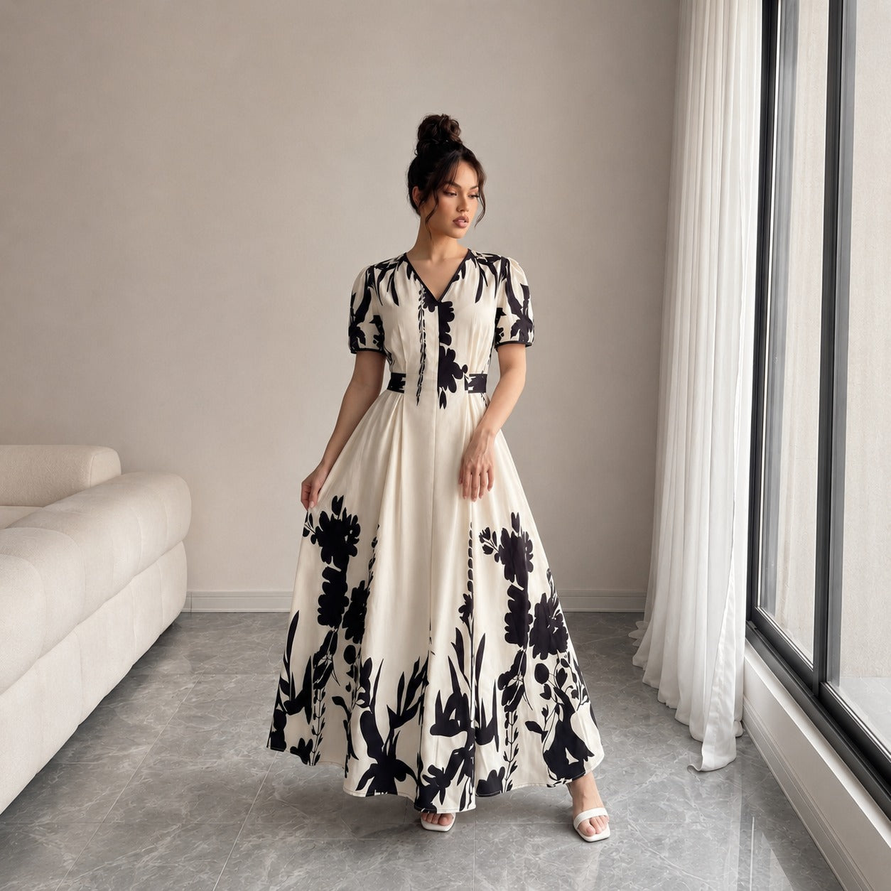Vestido Maristelle™ com Estampa Floral Contrastante e Decote V