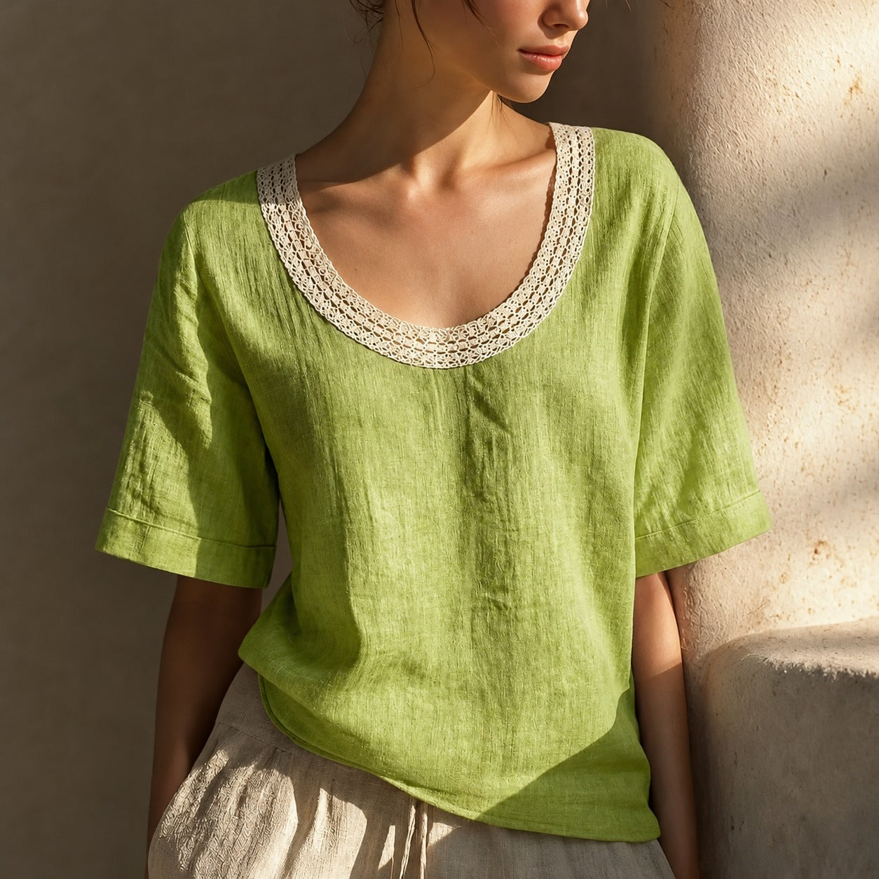 [COMPRE 1 E LEVE 2] Blusinha Maira™ em Linho e Algodão com Decote em Crochê / Charme e Delicadeza Em Cada Detalhe