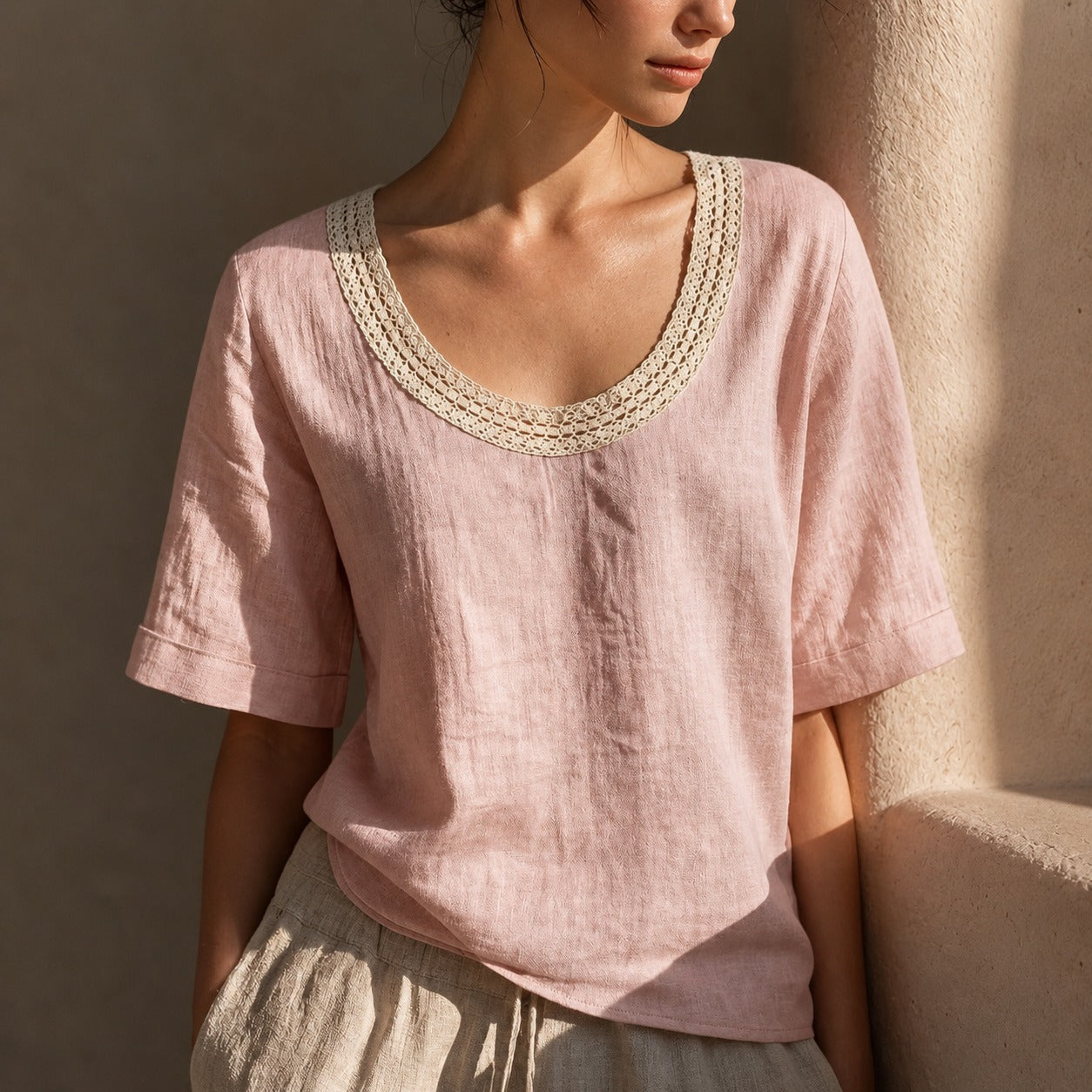[COMPRE 1 E LEVE 2] Blusinha Maira™ em Linho e Algodão com Decote em Crochê / Charme e Delicadeza Em Cada Detalhe