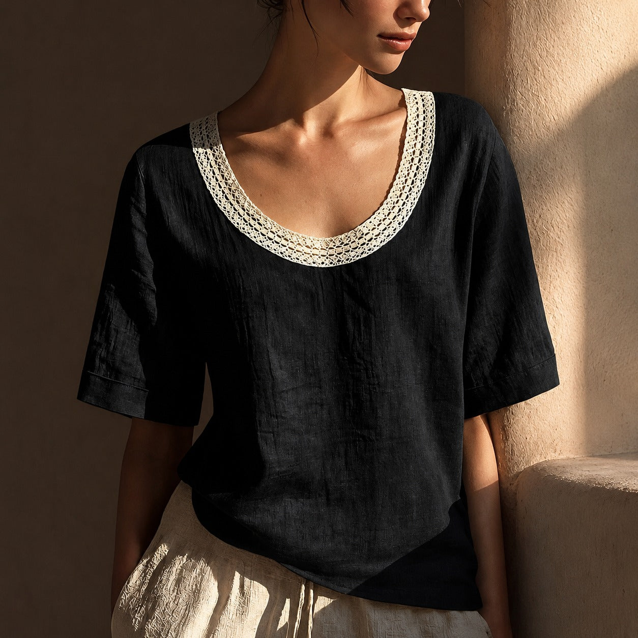 [COMPRE 1 E LEVE 2] Blusinha Maira™ em Linho e Algodão com Decote em Crochê / Charme e Delicadeza Em Cada Detalhe