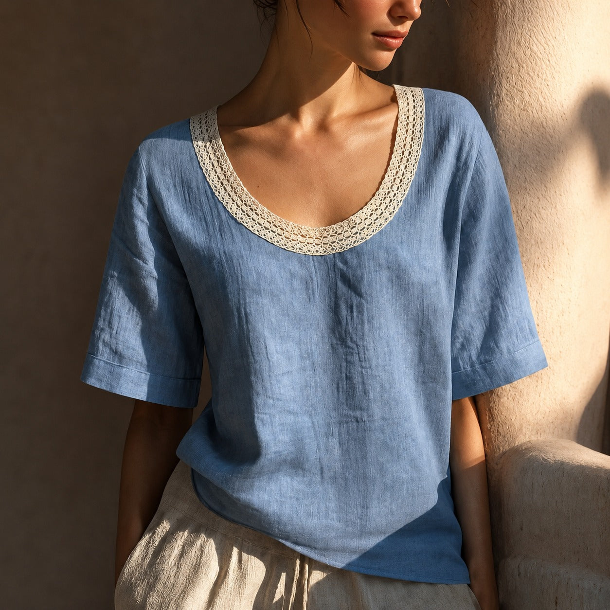 [COMPRE 1 E LEVE 2] Blusinha Maira™ em Linho e Algodão com Decote em Crochê / Charme e Delicadeza Em Cada Detalhe