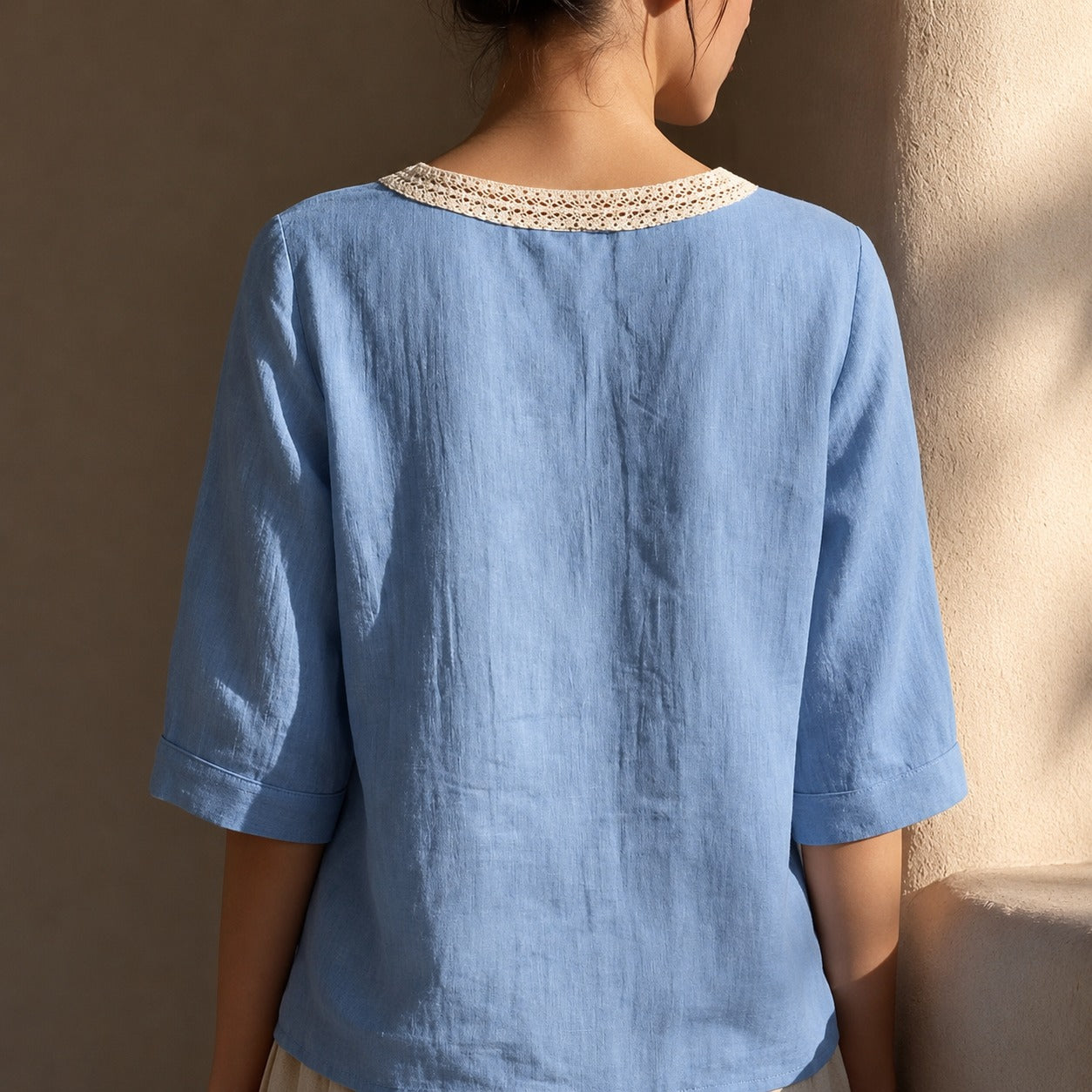 [COMPRE 1 E LEVE 2] Blusinha Maira™ em Linho e Algodão com Decote em Crochê / Charme e Delicadeza Em Cada Detalhe