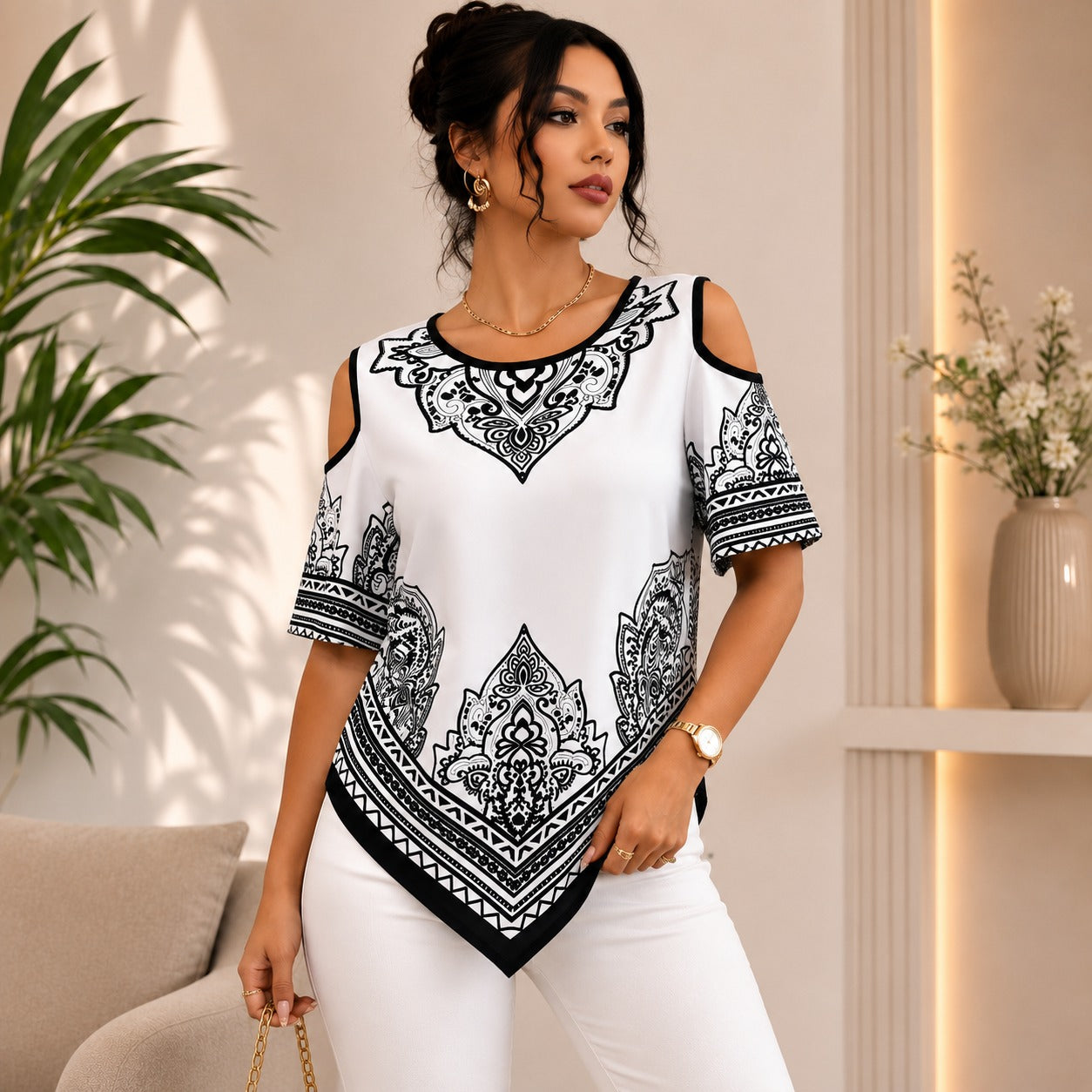 Blusa Calisse™ com Ombros Vazados, Estampa Ornamental e Barra Assimétrica.