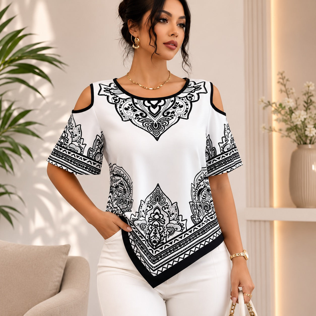 Blusa Calisse™ com Ombros Vazados, Estampa Ornamental e Barra Assimétrica.
