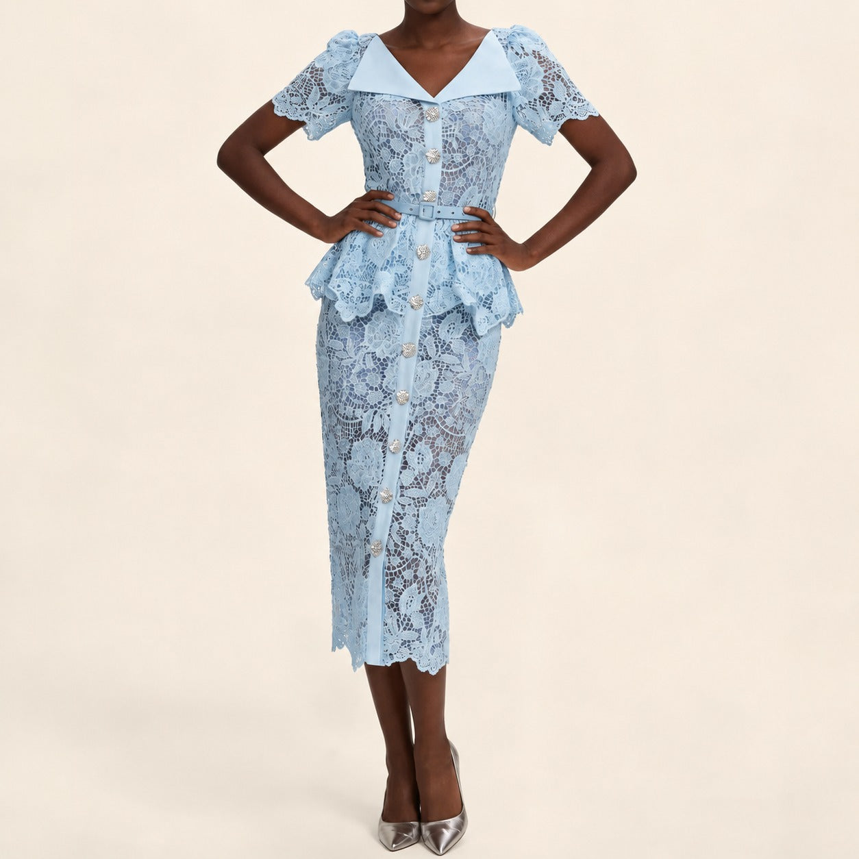 Vestido Marivelle™ com Renda Floral, Peplum e Botões Ornamentais / Uma composição refinada para ocasiões que pedem presença.