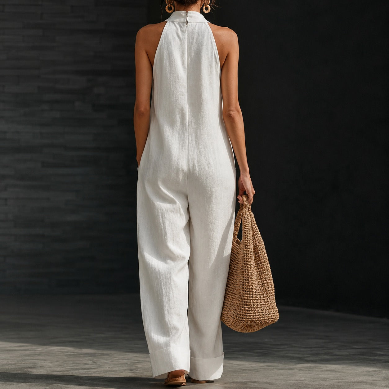 Macacão Veline™ com Decote V Profundo e Modelagem Pantalona / Uma Silhueta Marcante com Leveza em Cada Movimento.