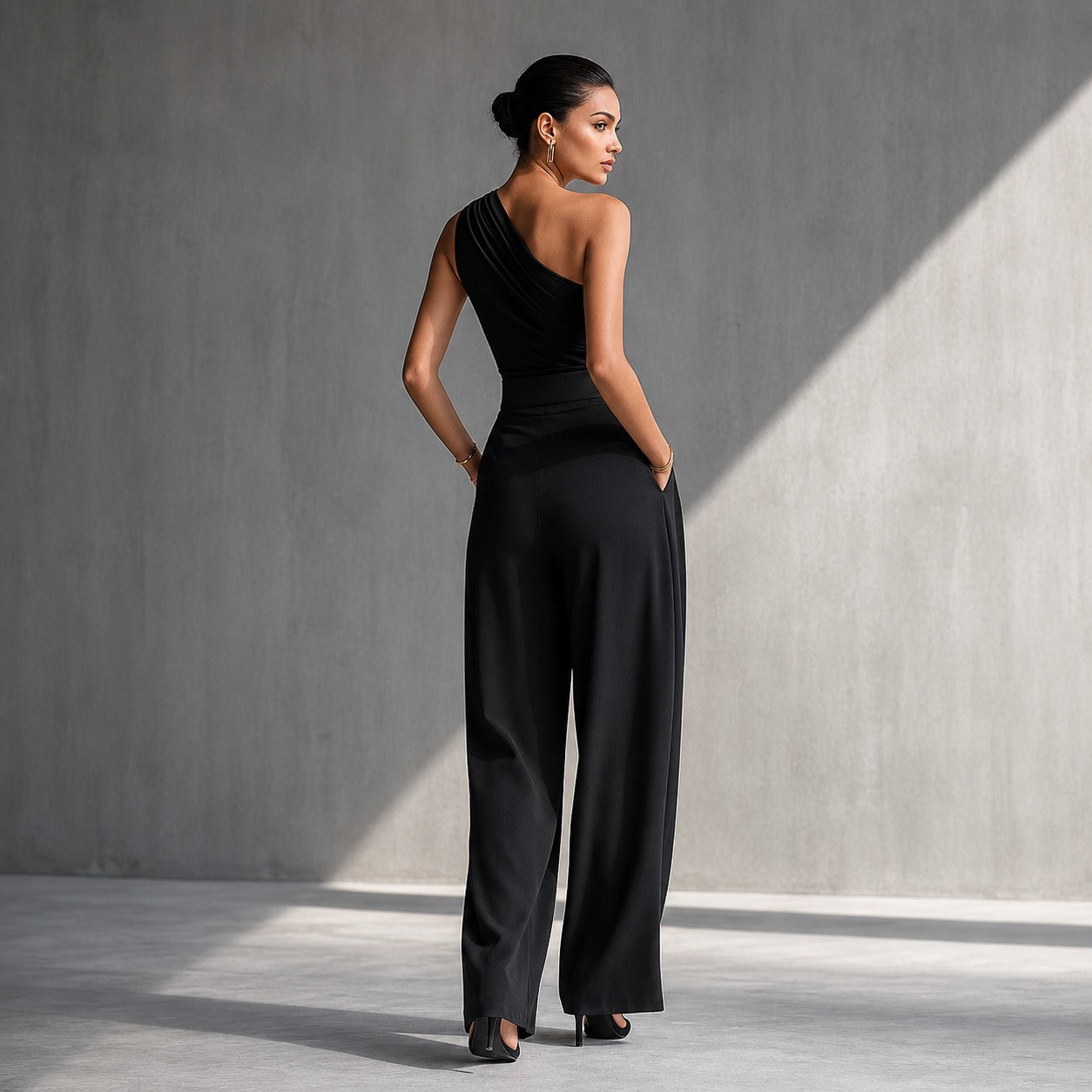 Conjunto Aurevia™ com Blusa de Um Ombro Só e Calça Pantalona / Assimetria elegante com presença contemporânea.