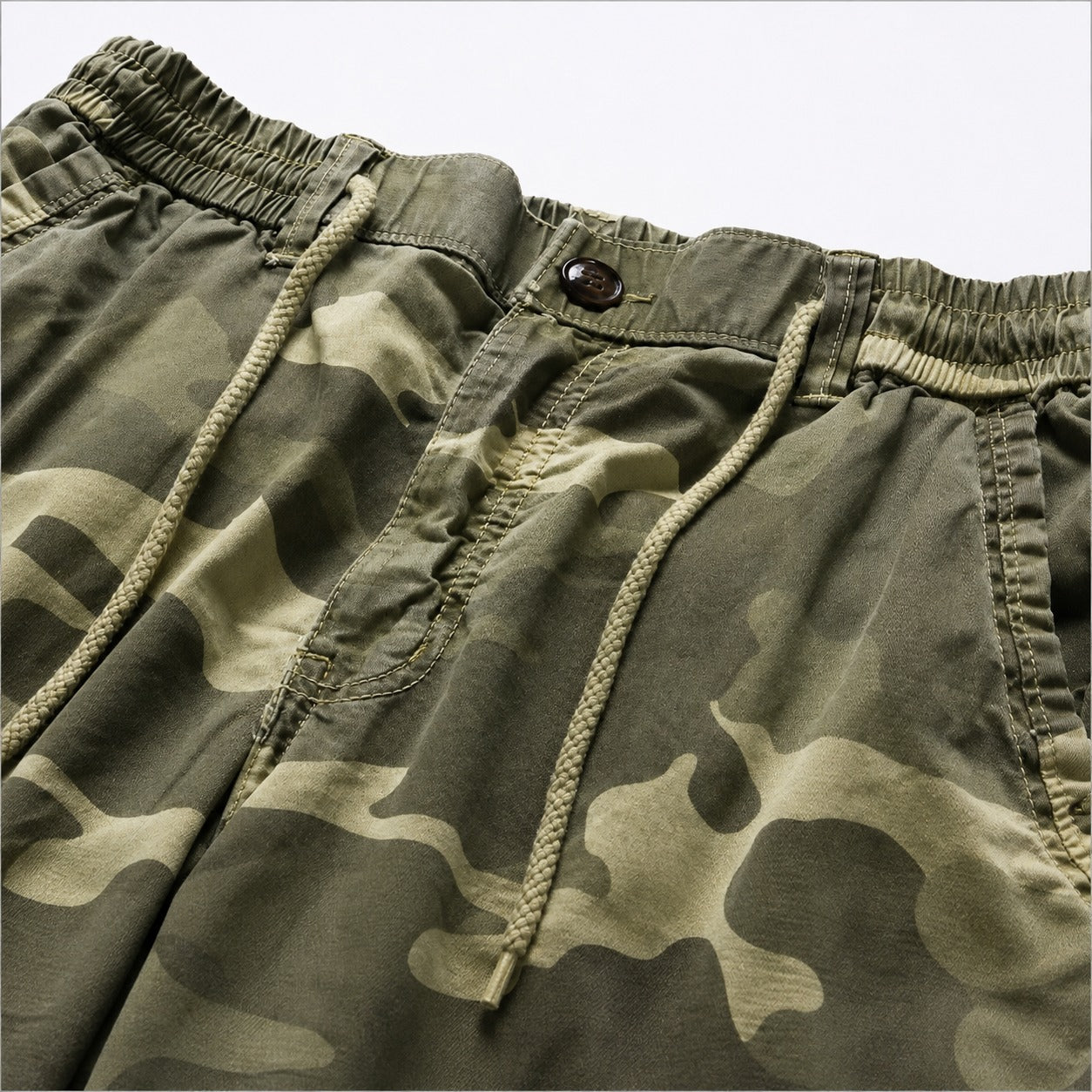 Bermuda Bravik™ com Estampa Camuflada, Cós Ajustável e Bolsos Cargo.