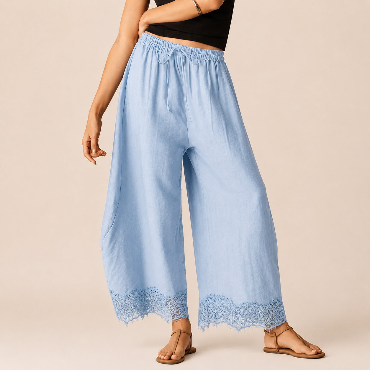 Calça Vallena™ com Detalhe Rendado na Barra e Cós Elástico Ajustável / Leveza Com Um Toque Delicado Em Cada Passo