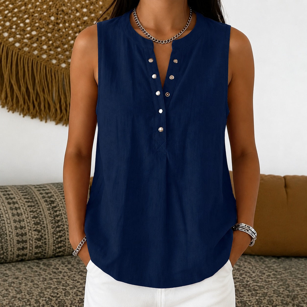 Blusa Larissa™ com Gola Redonda, Abotoamento Frontal e Modelagem Sem Mangas / Versátil Para Diferentes Looks