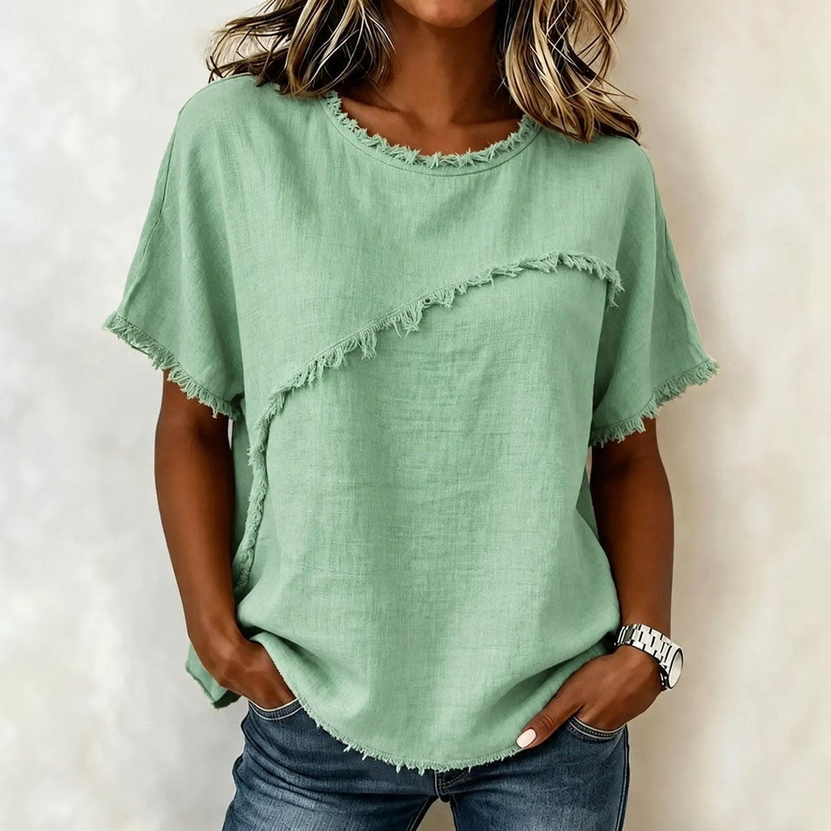 Blusa Verena™ com Recorte Assimétrico e Acabamento Desfiado