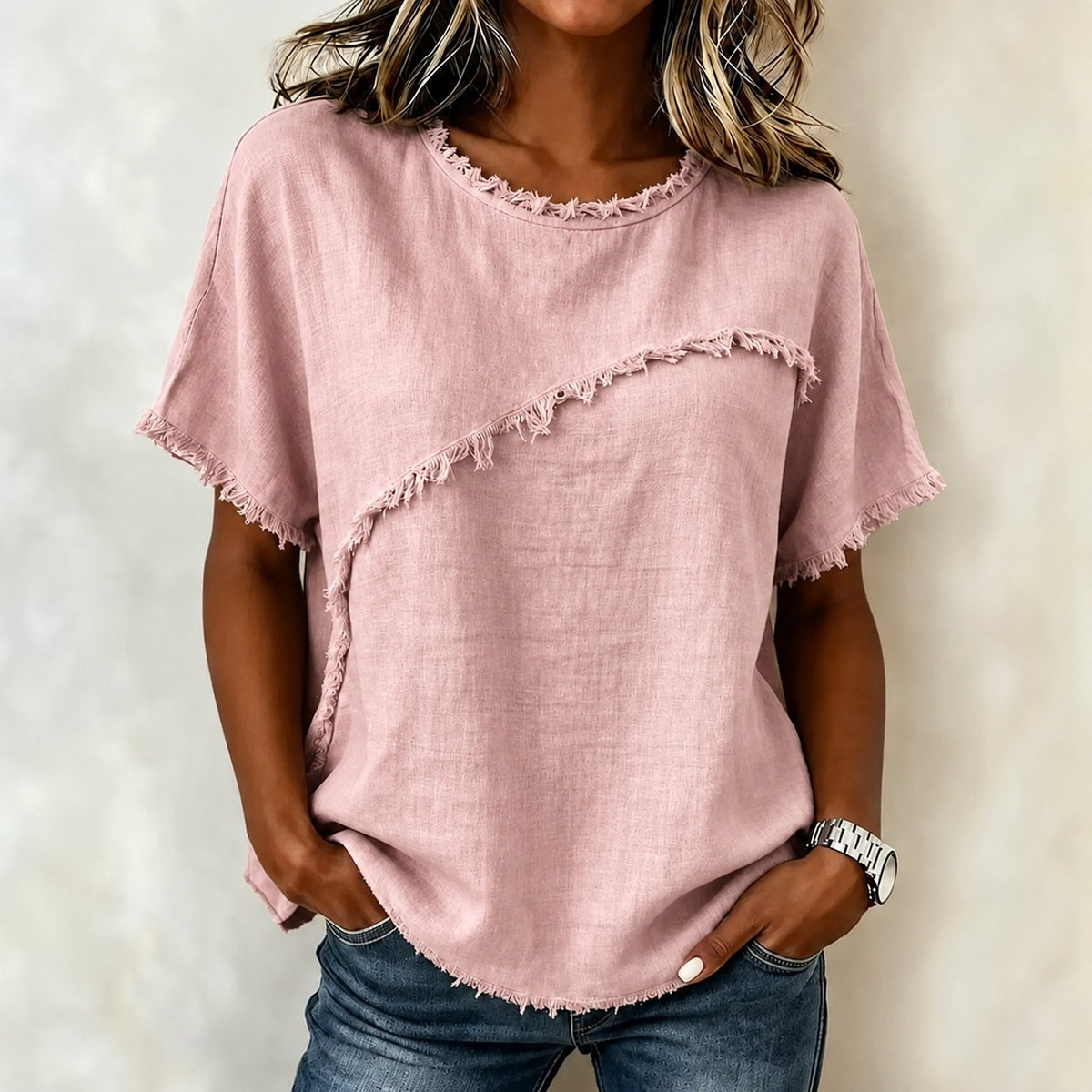 Blusa Verena™ com Recorte Assimétrico e Acabamento Desfiado