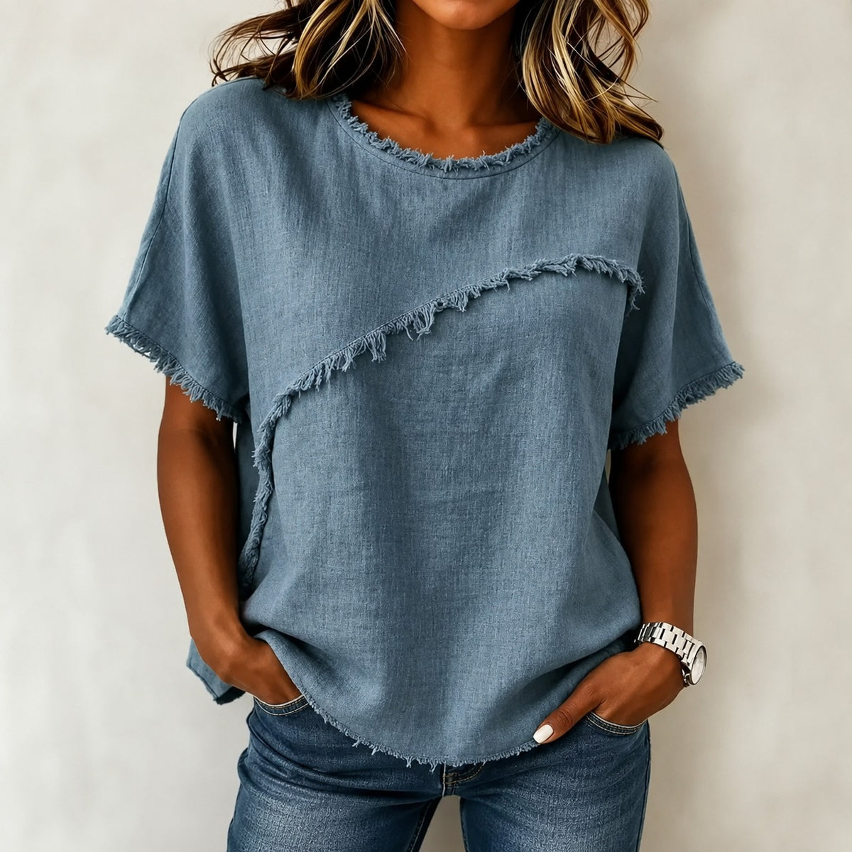 Blusa Verena™ com Recorte Assimétrico e Acabamento Desfiado