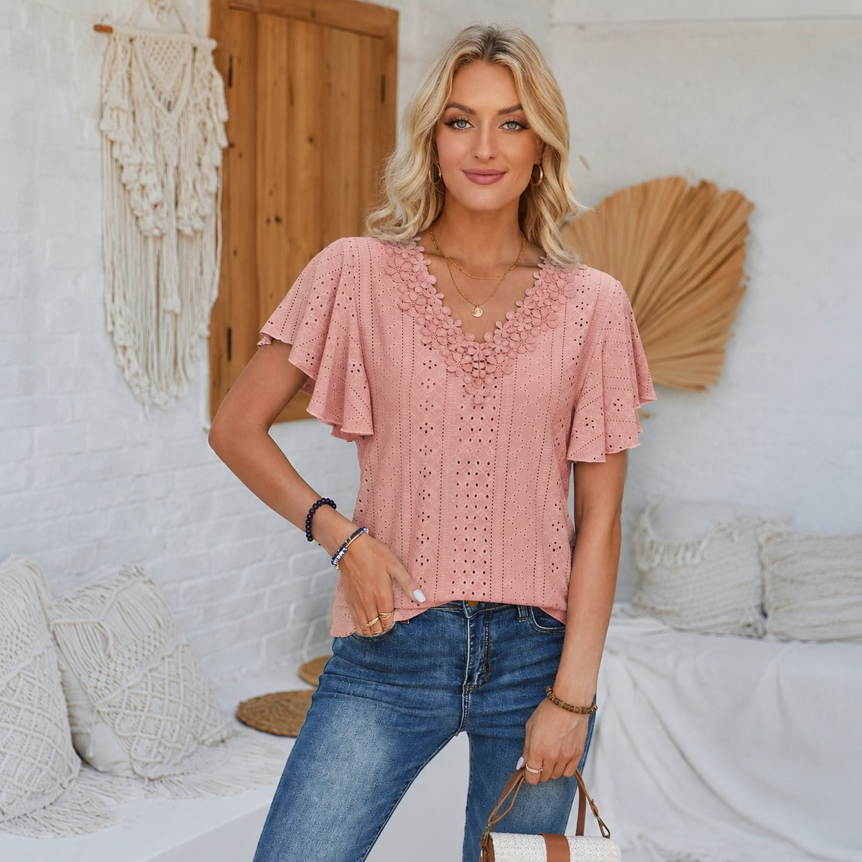 Blusa Cassis™ com Decote V Floral e Textura Vazada / Detalhes Que Transformam o Visual Com Delicadeza.