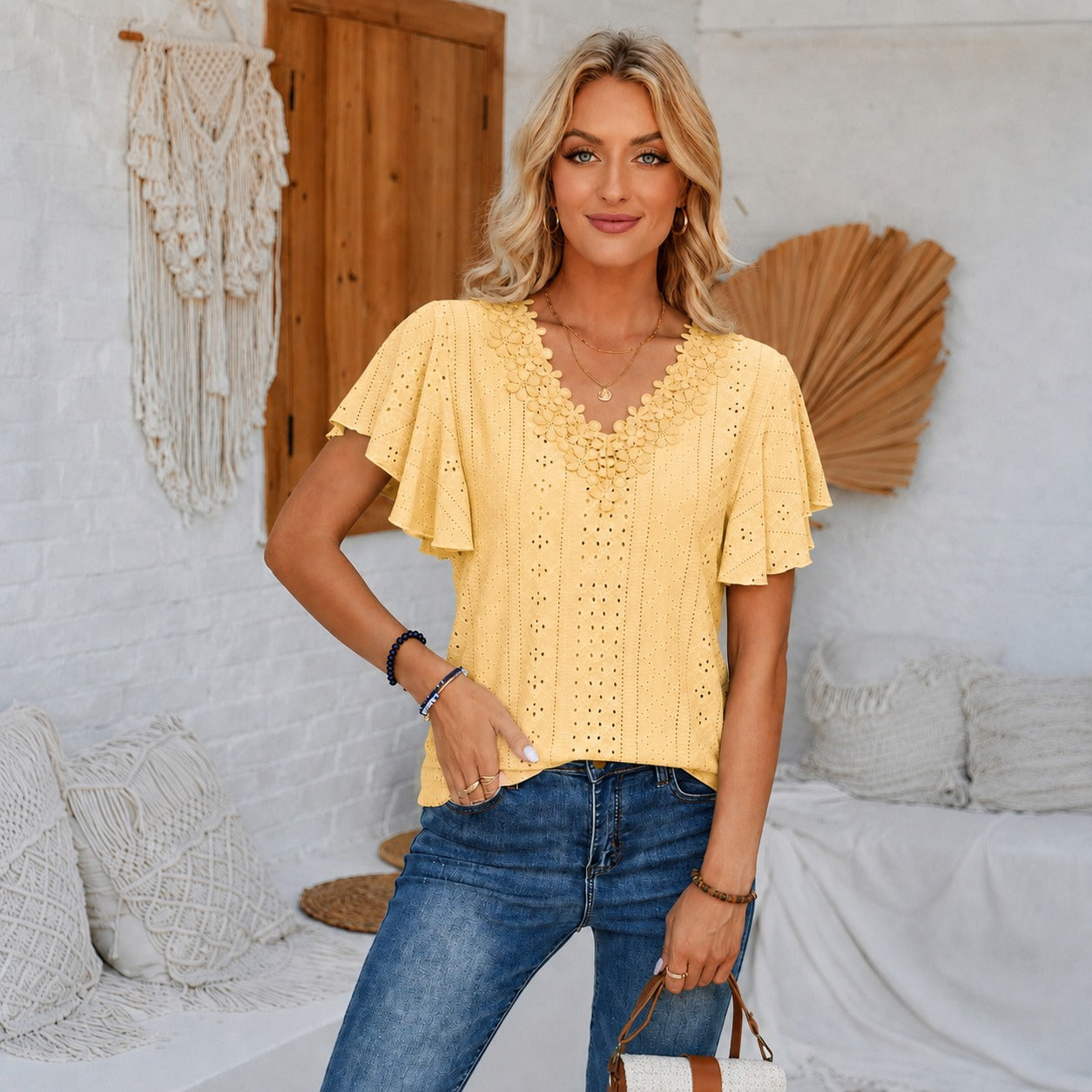 Blusa Cassis™ com Decote V Floral e Textura Vazada / Detalhes Que Transformam o Visual Com Delicadeza.