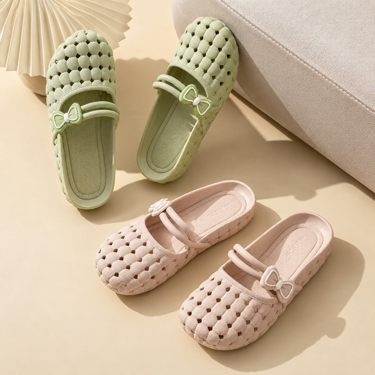 Sandália Clog Mavelle™ Flexível com Design Perfurado e Laço Delicado / Frescor e mobilidade para uma rotina leve e descomplicada.