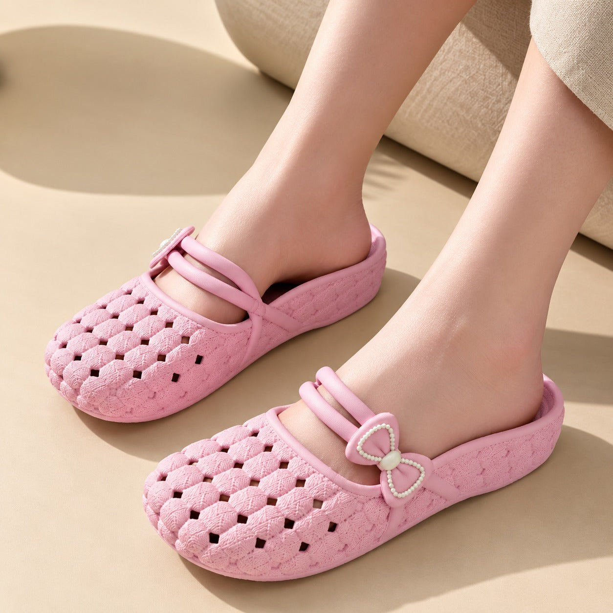 Sandália Clog Mavelle™ Flexível com Design Perfurado e Laço Delicado / Frescor e mobilidade para uma rotina leve e descomplicada.