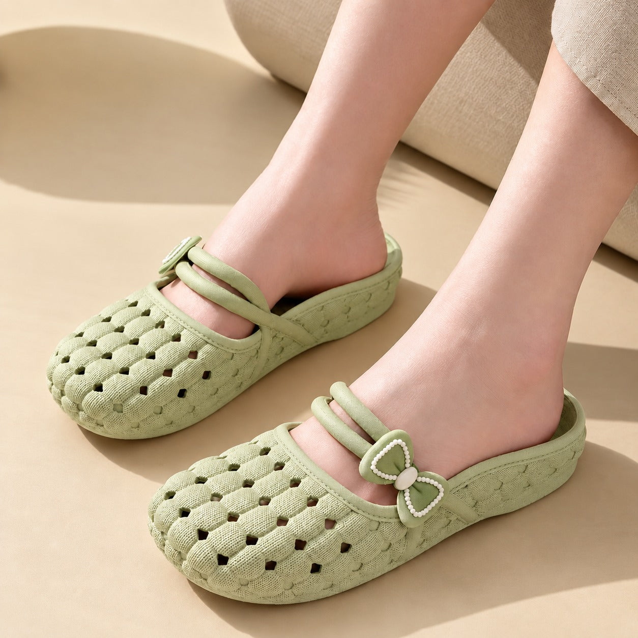 Sandália Clog Mavelle™ Flexível com Design Perfurado e Laço Delicado / Frescor e mobilidade para uma rotina leve e descomplicada.