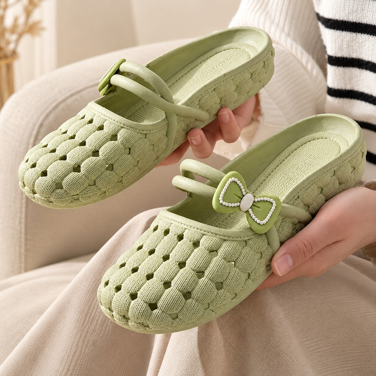 Sandália Clog Mavelle™ Flexível com Design Perfurado e Laço Delicado / Frescor e mobilidade para uma rotina leve e descomplicada.