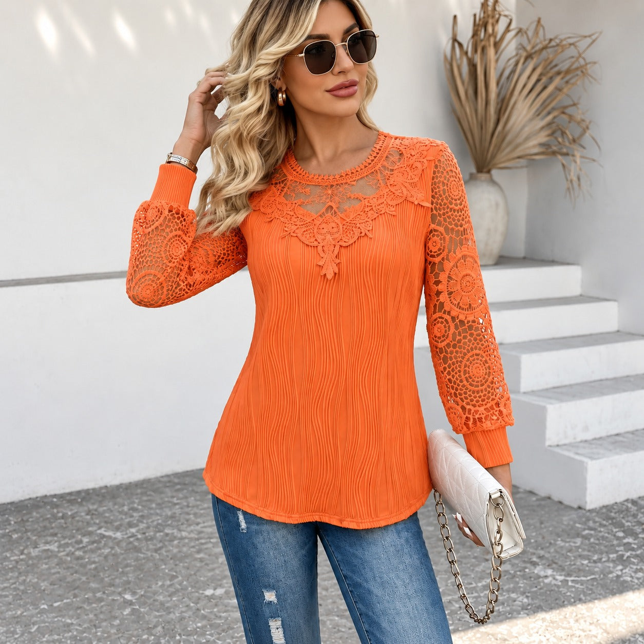 Blusa Almira™ com Renda Vazada, Mangas Longas e Detalhe Bordado no Colo