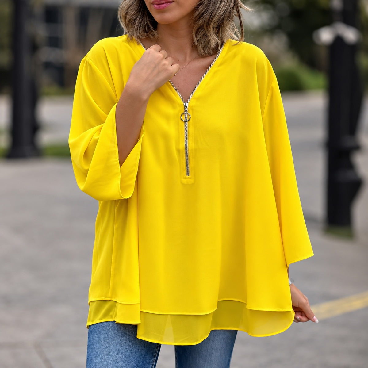 Blusa Odete™ com Zíper Frontal, Modelagem Ampla e Barra em Camadas