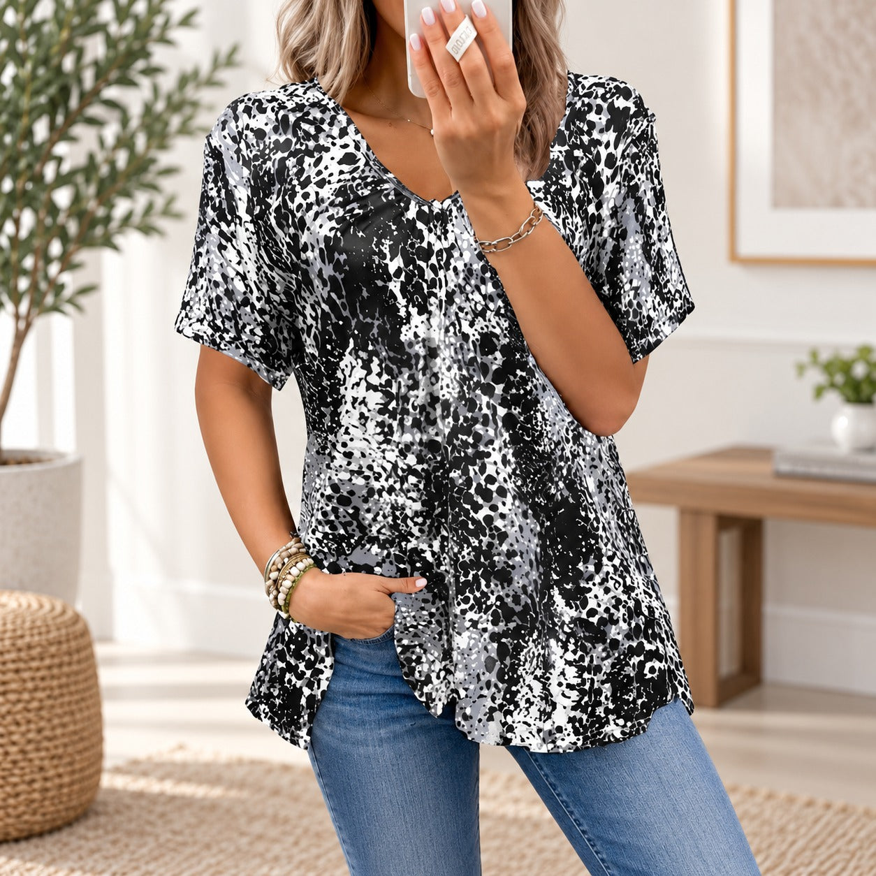 Blusa Seralia™ com Estampa Animal Print, Decote V e Manga Curta