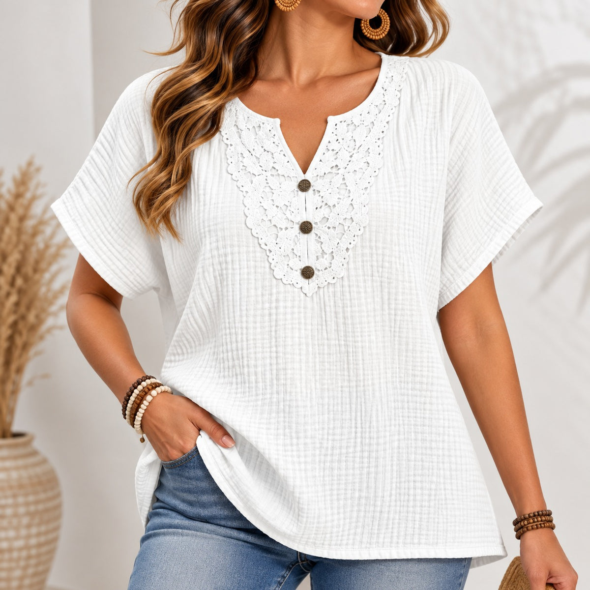 Blusa Amarilis™ com Renda Ornamental no Colo e Caimento Solto