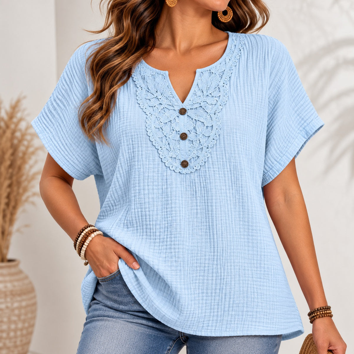 Blusa Amarilis™ com Renda Ornamental no Colo e Caimento Solto