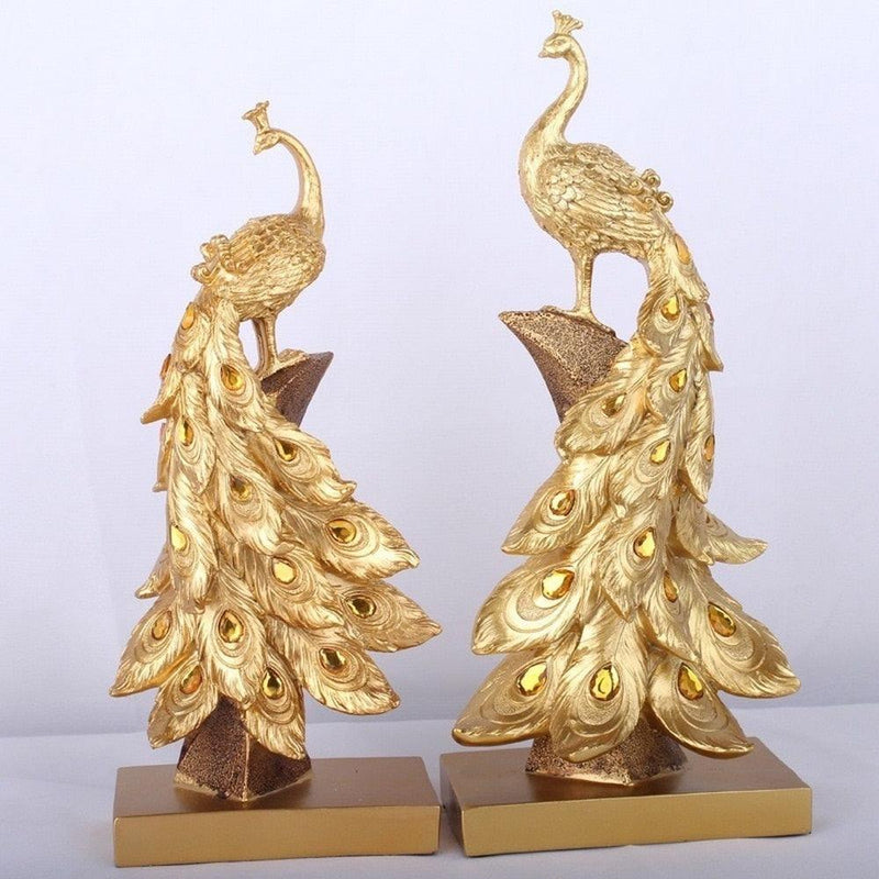 Escultura feita em Resina - Pavão Dourado da Sorte - ModernLar